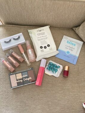 Multi-Piece Women’s Eyeshadow & Makeup Set - Neutral Beige & Soft Pink Shades